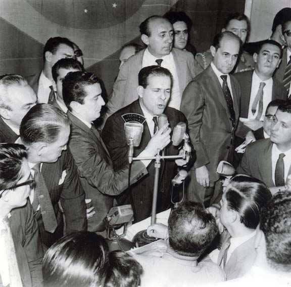 1961O-presidente-Joao-Goulart-visita-a-sede-da-UBES
