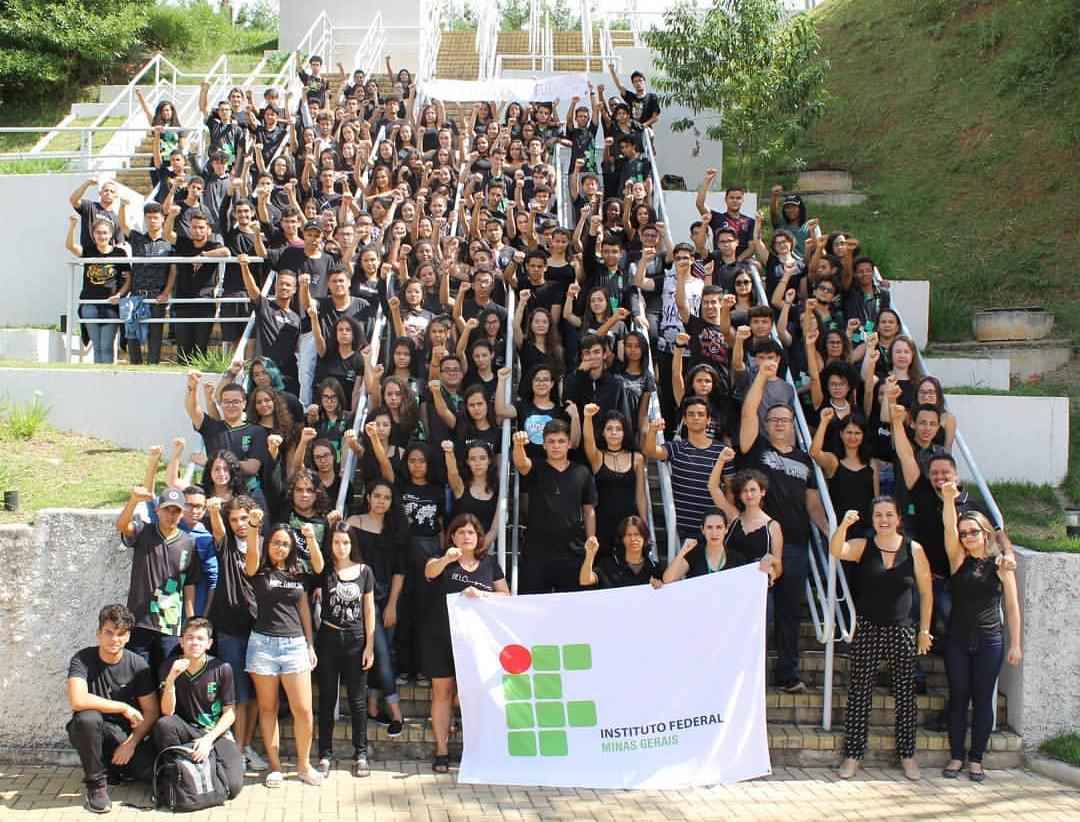 Reação secundarista contra corte de Bolsonaro chega às cinco regiões
